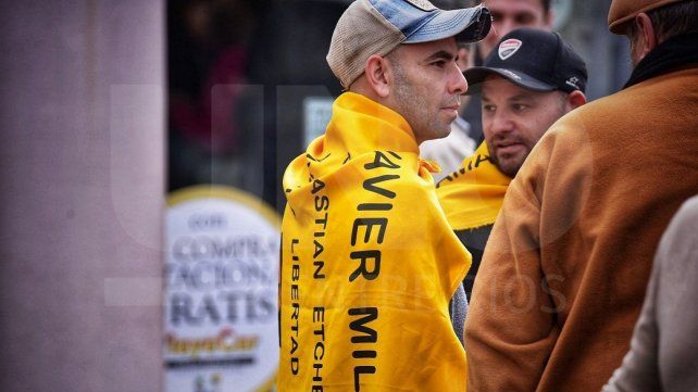 Javier Milei caminó la Peatonal de Paraná con Etchevehere