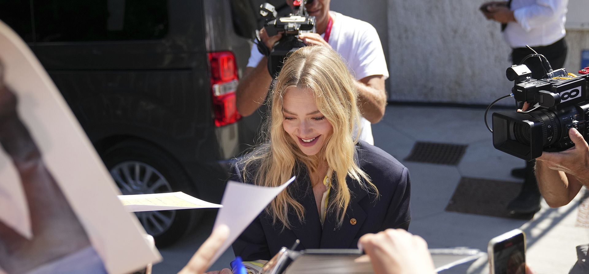 Amanda Seyfried firma autógrafos a su llegada a la 82ª edición del Festival de Cine de Venecia, en Venecia, Italia, el lunes 1 de septiembre de 2025. (Foto de Alessandra Tarantino/Invision/AP) Amanda Seyfried firma autógrafos a su llegada a la 82ª edición del Festival de Cine de Venecia, en Venecia, Italia, el lunes 1 de septiembre de 2025. (Foto de Alessandra Tarantino/Invision/AP)