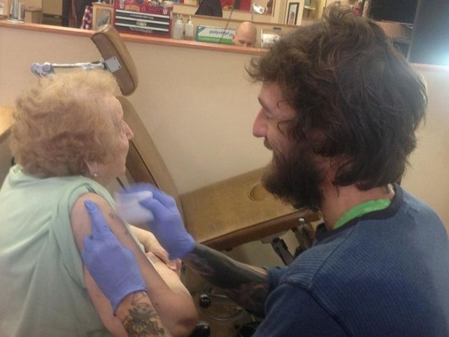 Llevó de fiesta a su abuela y le hizo un tatuaje