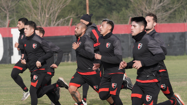 Martín Fernández Figueira encabeza el grupo en una de las prácticas de la pretemporada de Newell's.