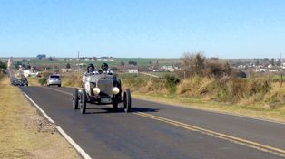 Según los organizadores, las carreras de regularidad con autos antiguos suma adeptos día a día.