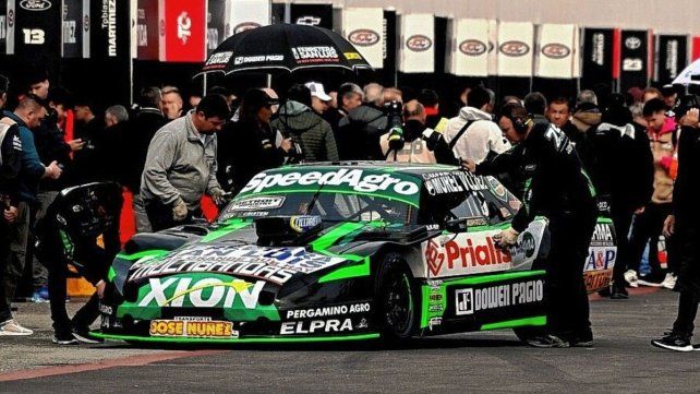 Chapur con un auto de la vieja generación.