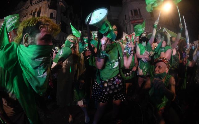 Emoción en los festejos en Argentina por la legalización del aborto