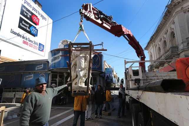 Trasladaron al Museo Municipal la escultura de Los Niños Cazadores