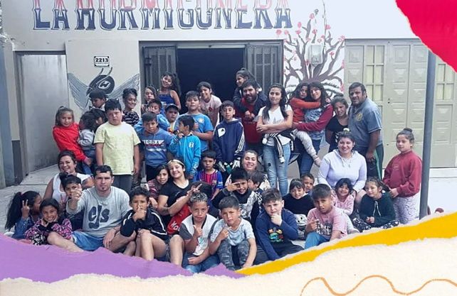 Por Samir. Así presentan su pedido de ayuda material los chicos y adultos de La Hormigonera de barrio Ludueña.&nbsp;