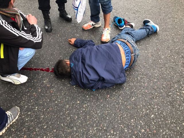 Robó un celular, cruzó una avenida corriendo y lo atropelló un taxi