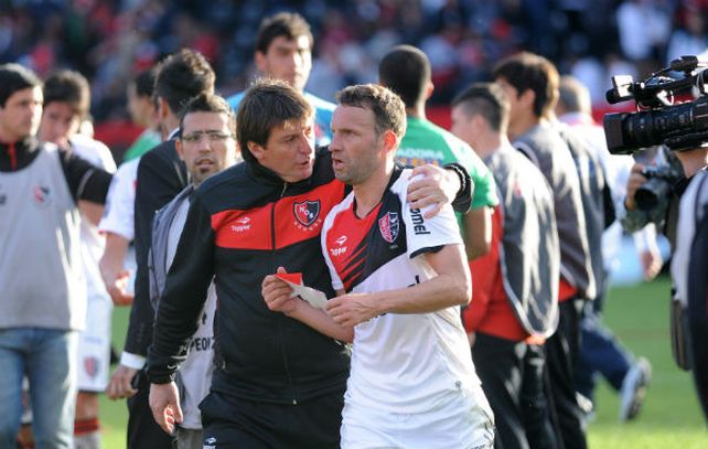 El dt y el capitán. Berti arenga a Bernardi tras un partido. Ante la ausencia de Maxi