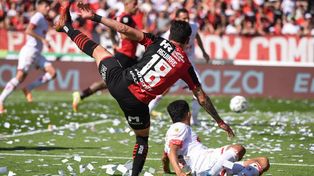 Pirueta de Aguirre para el remate que sacará Moyano. Newells lo tenía pero no supo asegurar el triunfo.