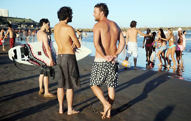 Los adolescentes salen por primera vez con amigos entre los 16 y 17 años