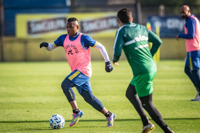 Campaz le imprime velocidad al ataque de Central. Fue el primer amistoso del colombiano en la pretemporada.