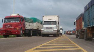 Cosecha récord: camiones congestionan las rutas del cordón industrial del sur provincial