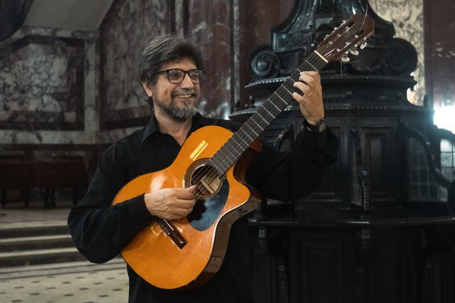 Guitarra en mano y disco bajo el brazo: Pablo Read.