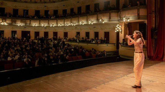 La Municipalidad de Paraná inició los festejos por el Día de la Independencia con la tradicional Gala Patria en el Teatro 3 de Febrero.