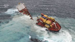 La marea parti&oacute; en dos a un buque petrolero en las costas de Nueva Zelanda