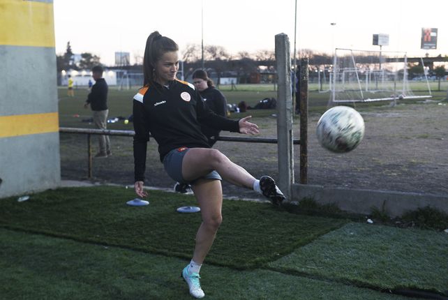 Con un toque especial.  La delantera María Sol Vázquez se prepara con todo para enfrentar a las tatenguitas, en la primera final de este domingo a las 15 en la cancha del Viaducto.