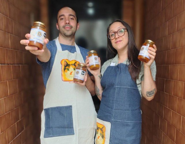 José Eduardo Reglero y María Sagarraga posan con sus mermeladas.