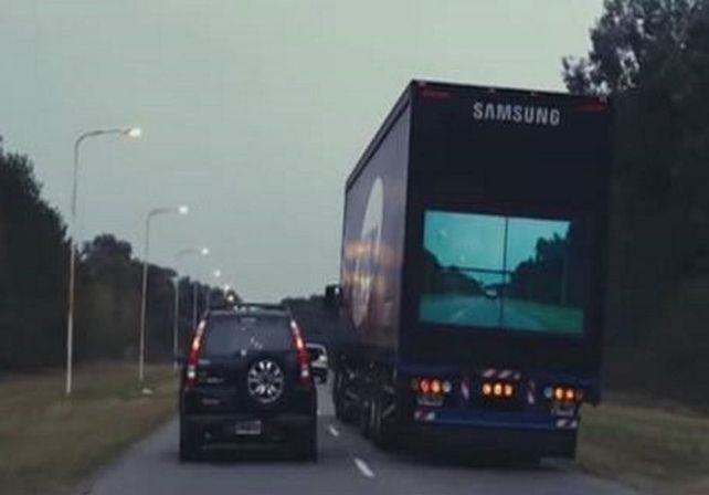 Un camión con pantalla trasera para evitar accidentes en rutas