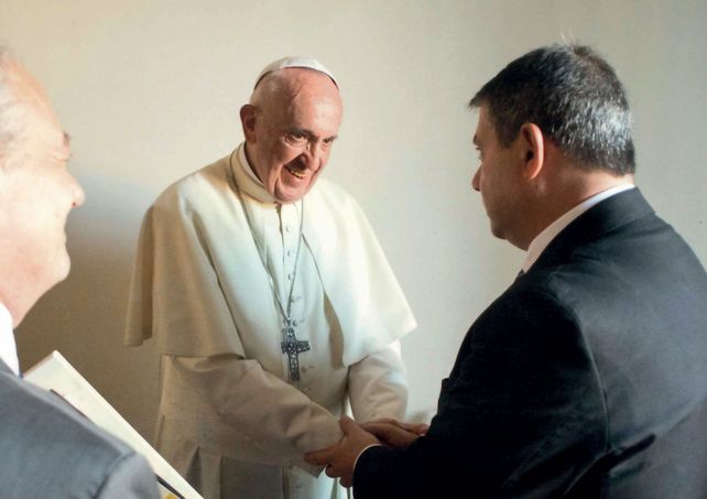 Guillermo​ ​Whpei​ saluda al Papa Francisco.