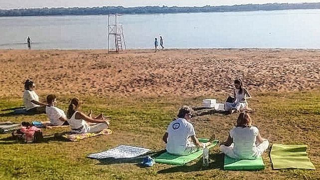 Se practica yoga en Colón durante las vacaciones.