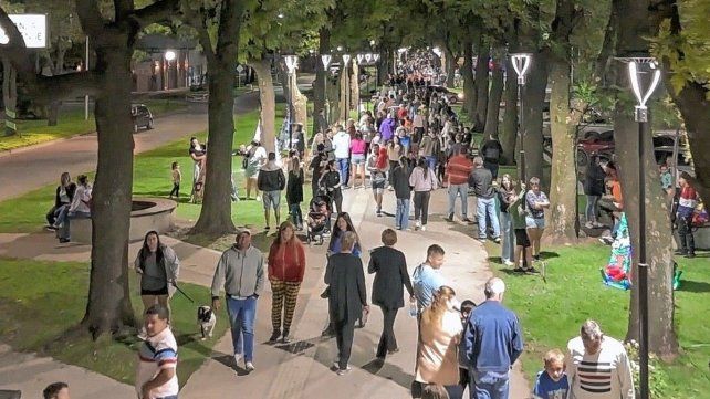 El espíritu navideño embellece las calles en General Ramírez