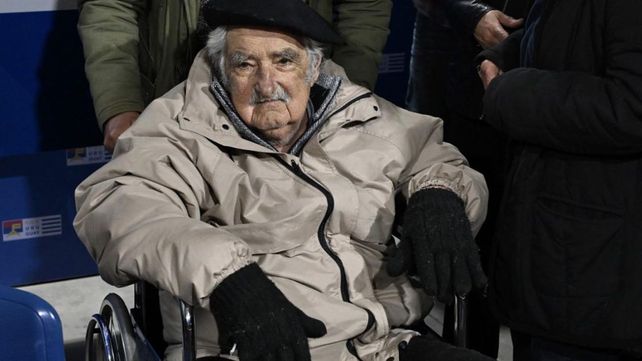 Pepe Mujica asistió a un acto político en sillas de ruedas antes de la cirugía del sábado 7 de este mes.