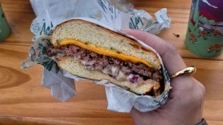 Venta de hamburguesas a $1000 en Rosario: La gente estuvo al lado nuestro