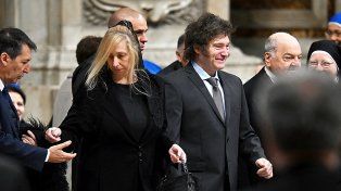 Mientras enumeraba a los integrantes de la comitiva argentina en la canonización de Mama Antula, presentaron a Javier Milei y a Karina como un matrimonio&nbsp;