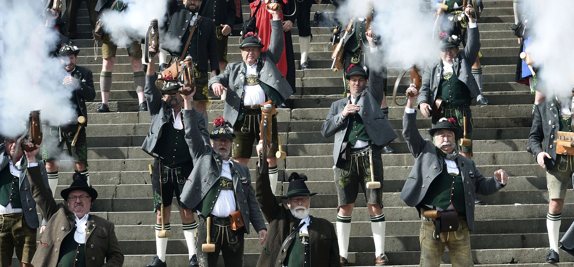 Los artilleros de Boeller se paran en los escalones del Bavaria, durante el tradicional tiro con pistola de boeller y disparan al aire, al final del Oktoberfest, en Munich, Alemania, el lunes. 3 de octubre de 2022.