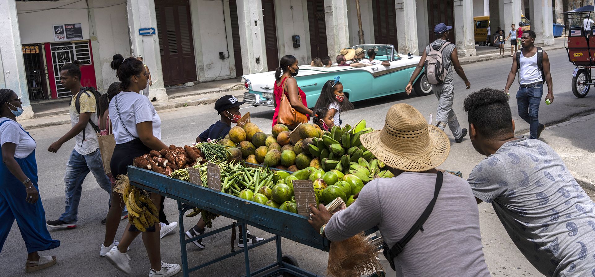 Vendedores ambulantes empujan su carrito lleno de productos en La Habana, Cuba, el jueves 25 de agosto de 2022. El gobierno socialista de Cuba aprobó el año pasado un paquete de 63 reformas destinadas a hacer más fácil y rentable para los productores llevar alimentos a los consumidores.