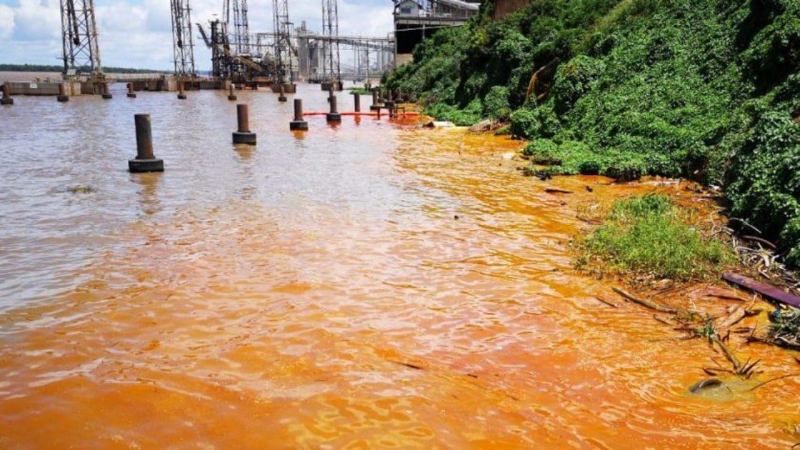 Una Mancha De Aceite Tino De Naranja La Costa Del Parana