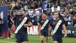 Sclavi, Sánchez y Bazán Vélez, se encaminan a los vestuarios con el sabor amargo de la derrota.