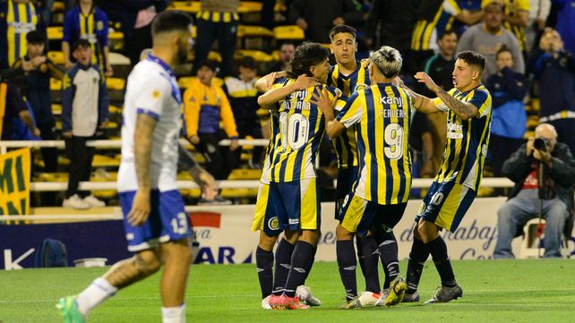 Todos los canallas festejan con&nbsp; Lovera el gol del empate.