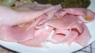 Alertan sobre la venta de jam&oacute;n cocido adulterado en supermercados