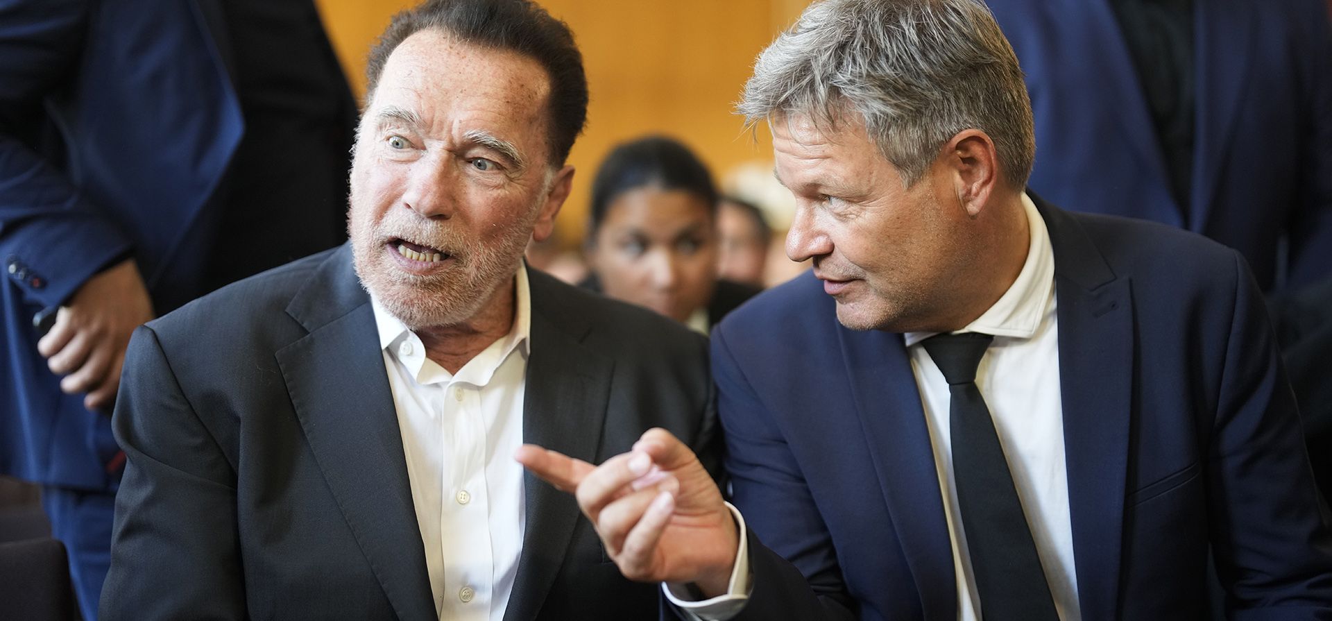 El exgobernador de California y actor Arnold Schwarzenegger habla con el ministro de Economía y Clima de Alemania, Robert Habeck, después de que llegara a una ceremonia para recibir un doctorado honorario de la Escuela Hertie, una universidad de gobierno, en Berlín, Alemania, el martes 17 de septiembre de 2024. (Foto AP/Markus Schreiber) El exgobernador de California y actor Arnold Schwarzenegger habla con el ministro de Economía y Clima de Alemania, Robert Habeck, después de que llegara a una ceremonia para recibir un doctorado honorario de la Escuela Hertie, una universidad de gobierno, en Berlín, Alemania, el martes 17 de septiembre de 2024. (Foto AP/Markus Schreiber)