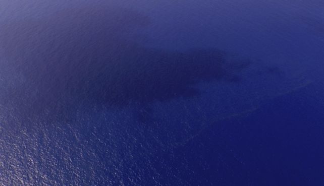 Una vista de las manchas de petróleo (línea pálida en la parte inferior derecha) descubierta en el Mar del Sur de China. Investigan si podrían haber venido del avión de Malaysia Airlines que llevaba 239 personas a bordo. (Foto: Reuters)