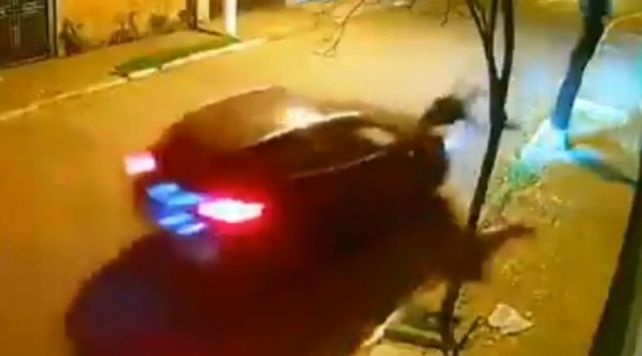 El video muestra como un automovilista embiste a un asaltante que intenta detenerlo amenazándolo con un arma de fuego.