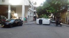El vehículo quedó en medio de la calle y hubo que desviar el tránsito. El vehículo quedó en medio de la calle y hubo que desviar el tránsito.
