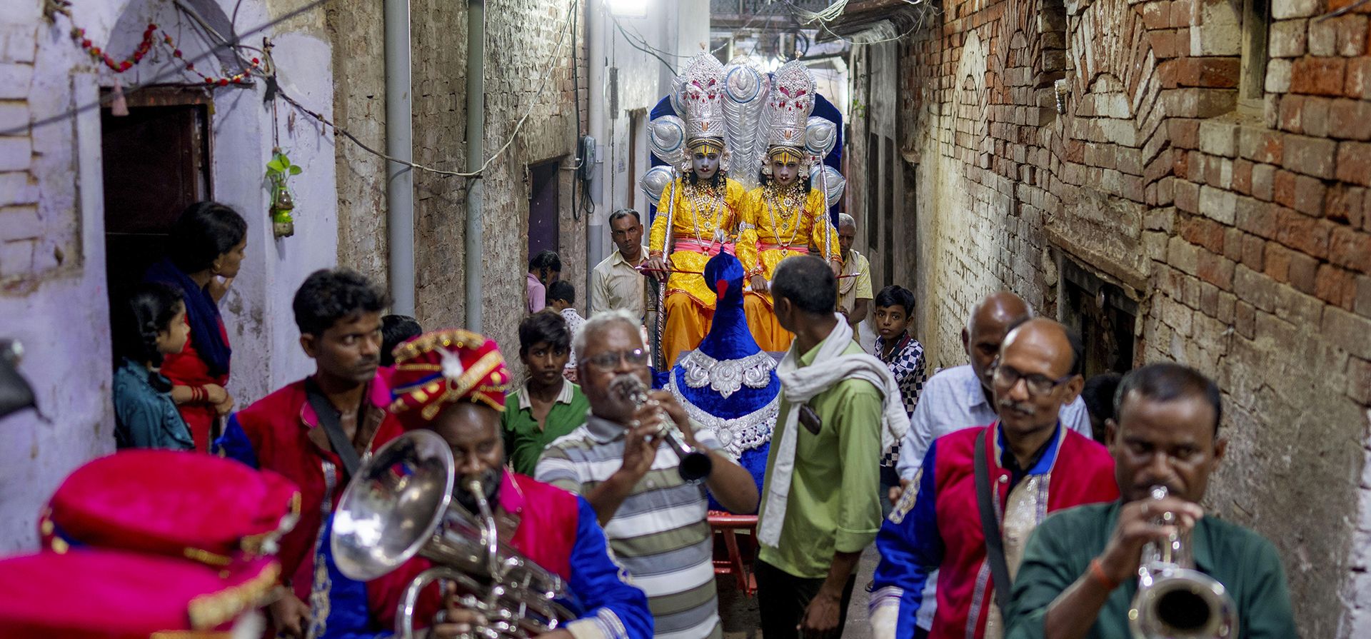Devotos hindúes indios ofrecen flores a artistas vestidos como deidades hindúes. Festival de Dussehra, también conocido como Vijayadashami, el día en que Rama mató al rey demonio Ravana, quien había secuestrado a Sita, su esposa, en el estado de Uttar Pradesh, en el norte de la India, el lunes 22 de septiembre de 2025. (Foto AP/Rajesh Kumar Singh) Devotos hindúes indios ofrecen flores a artistas vestidos como deidades hindúes. Festival de Dussehra, también conocido como Vijayadashami, el día en que Rama mató al rey demonio Ravana, quien había secuestrado a Sita, su esposa, en el estado de Uttar Pradesh, en el norte de la India, el lunes 22 de septiembre de 2025. (Foto AP/Rajesh Kumar Singh)