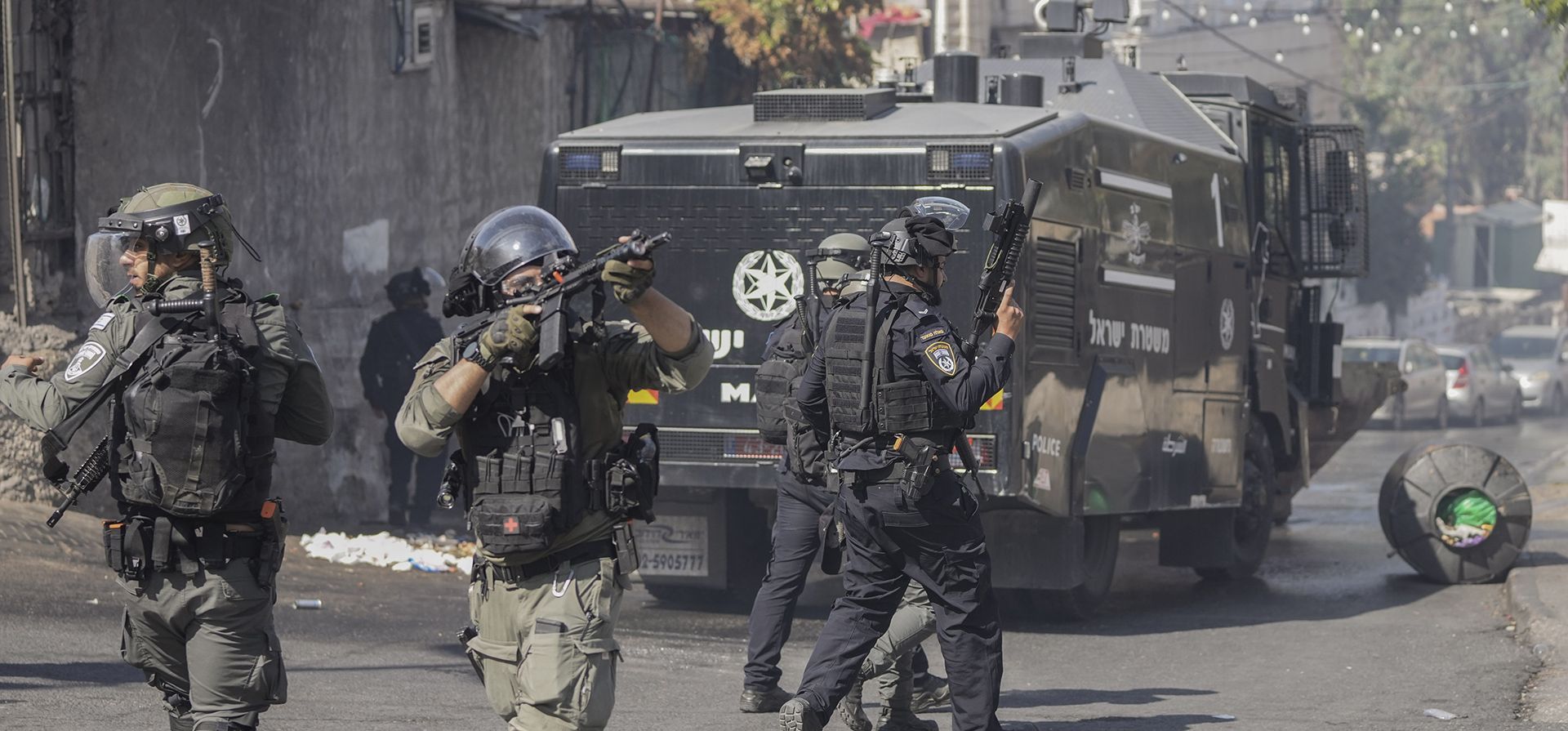 Un miembro de las fuerzas de seguridad israelíes apunta con su arma durante enfrentamientos con palestinos en Jerusalén oriental, el viernes 13 de octubre de 2023. En la mezquita de Al-Aqsa en Jerusalén, la policía israelí había estado permitiendo que solo hombres, mujeres y niños mayores ingresaran al extenso complejo en la cima de una colina durante oraciones, tratando de evitar la posibilidad de una manifestación a la que asisten decenas de miles de personas en un viernes típico. (Foto AP/Mahmoud Illean) Un miembro de las fuerzas de seguridad israelíes apunta con su arma durante enfrentamientos con palestinos en Jerusalén oriental, el viernes 13 de octubre de 2023. En la mezquita de Al-Aqsa en Jerusalén, la policía israelí había estado permitiendo que solo hombres, mujeres y niños mayores ingresaran al extenso complejo en la cima de una colina durante oraciones, tratando de evitar la posibilidad de una manifestación a la que asisten decenas de miles de personas en un viernes típico. (Foto AP/Mahmoud Illean)