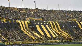 La hinchada de Peñarol agotó rápidamente las tres mil localidades que tenían disponibles en el Gigante de Arroyito.