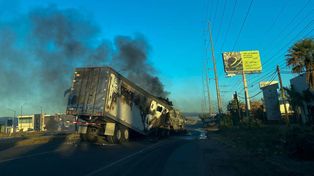 Un camión destruido en las afueras de Culiacán por los narcos de Ovidio Guzmán.&nbsp;