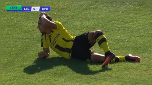La escalofriante fractura que sufrió un futbolista de 18 años en Europa La escalofriante fractura que sufrió un futbolista de 18 años en Europa