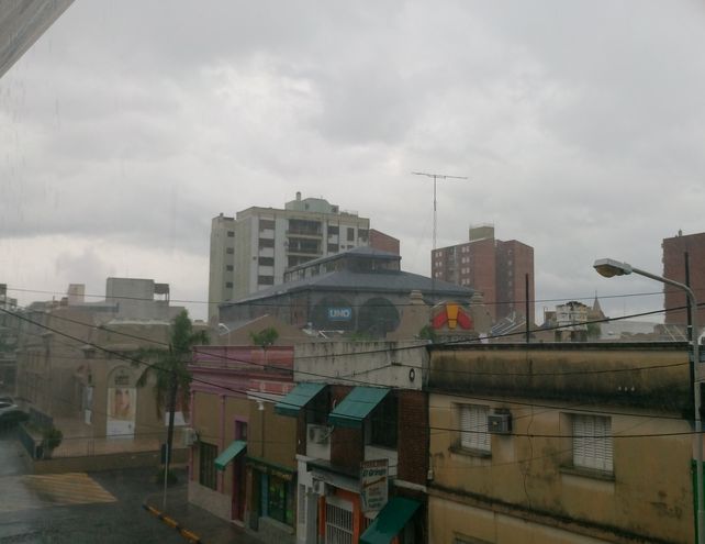 Una cortina de agua cae sobre el centro de Paraná. Foto UNO.&nbsp;