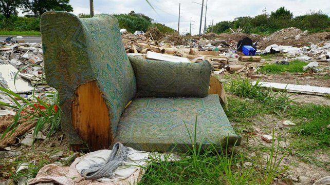 La Municipalidad de Paraná realiza un operativo de limpieza en calle El Paracao.