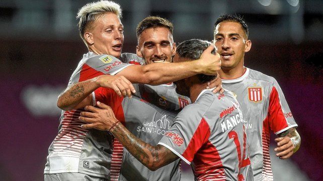 Los jugadores de Estudiantes festejan uno de los goles ante Argentino.
