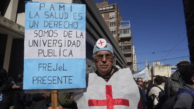 La Marcha Federal de Salud se hizo escuchar en Rosario: El sistema está roto
