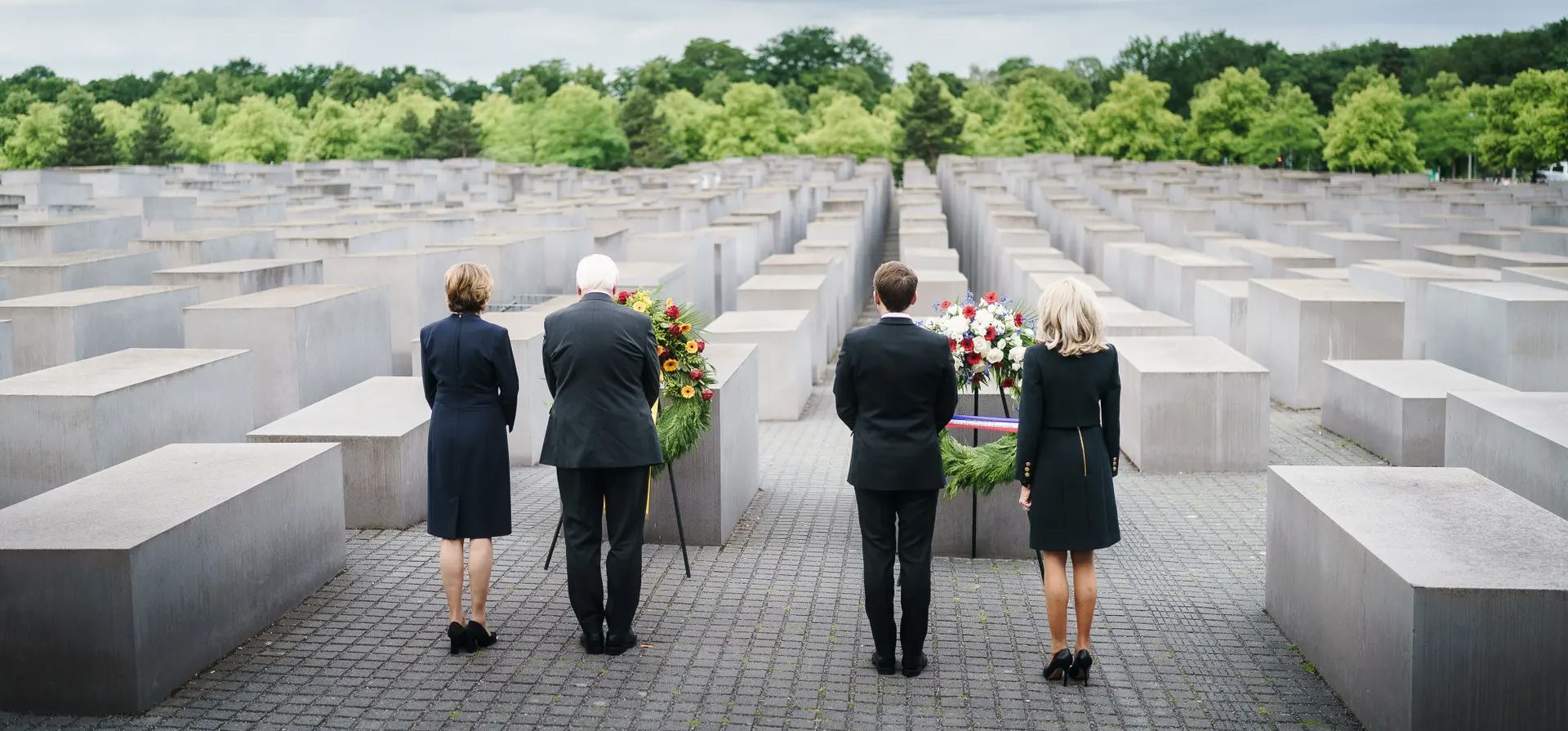El presidente de Alemania, Frank-Walter Steinmeier, y el presidente de Francia, Emmanuel Macron, con sus respectivas esposas, guardan un minuto de silencio en el Monumento a los Judíos Asesinados de Europa. Fotografía: Jesco Denzel Handout/EPA El presidente de Alemania, Frank-Walter Steinmeier, y el presidente de Francia, Emmanuel Macron, con sus respectivas esposas, guardan un minuto de silencio en el Monumento a los Judíos Asesinados de Europa. Fotografía: Jesco Denzel Handout/EPA