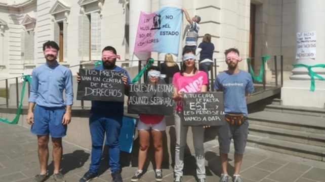 Manifestantes. En la explanada de la Legislatura hubo posiciones encontradas.