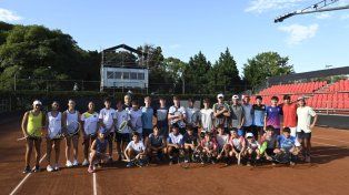 Chicos y chicas de distintas escuelas de tenis de la ciudad participarán de una jornada donde podrán pelotear con jugadores profesionales. FOTO: Gentileza Gustavo Abbate.