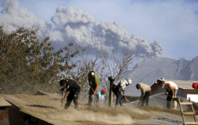 Del lado chileno los pobladores continuaban con la limpieza de las cenizas volcánicas. (Foto: Reuters)